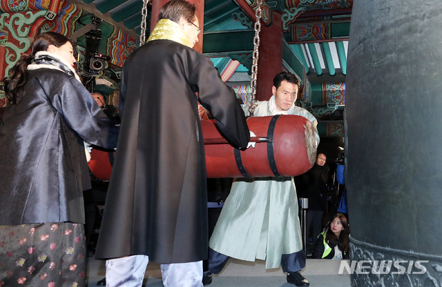 【서울=뉴시스】사진공동취재단 = 2019년 기해년(己亥年)을 맞은 1일 새벽 신의현 크로스컨트리 선수, 이상화 스피드스케이팅 선수, 시민대표들이 서울 종로구 보신각에서 첫 타종 행사를 갖고 있다. 2019.01.01.&nbsp; photo@newsis.com