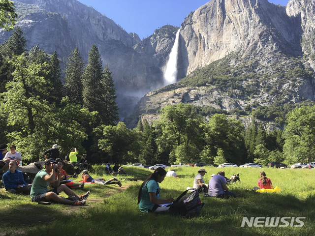 【요세미티( 미 캘리포니아주) =AP/뉴시스】 지난 해 5월 초등학생 단체 탐방팀이 요세미티 국립공원의 절경을 감상하고 있는 모습. 그러나 이 곳은 트럼프 정부의 셧다운으로 관리직원들이 없어진데다가 무료개방으로 연말 탐방객이 몰리면서 셧다운 10일째인 31일 현재 쓰레기더미와 넘쳐나는 화장실 오물로 몸살을 앓고 있다.&nbsp; 