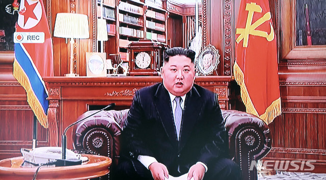 【서울=뉴시스】 조선중앙TV는 김정은 북한 국무위원장이 올해 1월1일 노동당 중앙위원회 청사에서 육성으로 신년사를 발표하는 모습을 보도했다. 2019.01.01. (사진=조선중앙TV 캡쳐)  photo@newsis.com