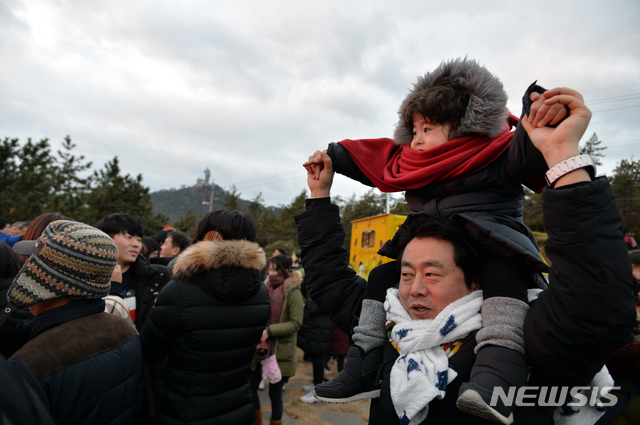 【해남=뉴시스】맹대환 기자 = 1일 전남 해남군 송지면 땅끝마을에서 한 모녀가 2019년 기해년(己亥年) 첫 일출을 감상하고 있다. 2019.1.1&nbsp; mdhnews@newsis.com