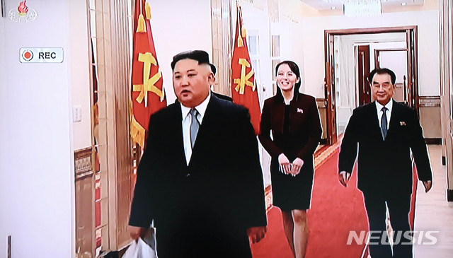 【서울=뉴시스】 조선중앙TV는 김정은 북한 국무위원장이 올해 1월1일 노동당 중앙위원회 청사에서 육성으로 신년사를 발표하는 모습을 보도했다.김정은 북한 국무위원장이 신년사 발표를 위해 발표장으로 향하고 있다. 2019.01.01. (사진=조선중앙TV 캡쳐) photo@newsis.com