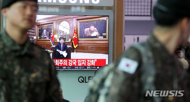 【서울=뉴시스】박주성 기자 = 1일 오전 서울역에서 시민들이 김정은 북한 국무위원장의 2019년 신년사 발표를 시청하고 있다. 2019.01.01. park7691@newsis.com