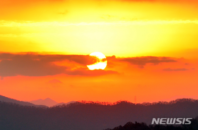 【광주=뉴시스】변재훈 기자 = 1일 오전 광주 남구 금당산에서 기해년(己亥年) 첫 해가 떠오르고 있다. 2019.01.01.wisdom21@newsis.com