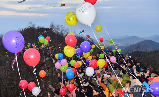 【광주=뉴시스】변재훈 기자 = 1일 오전 광주 남구 금당산에서 열린 '기해년(己亥年) 새해 소망 해맞이' 행사에 참석한 시민들이 새해 소원을 적은 풍선을 하늘로 날려보내고 있다. 2019.01.01.wisdom21@newsis.com