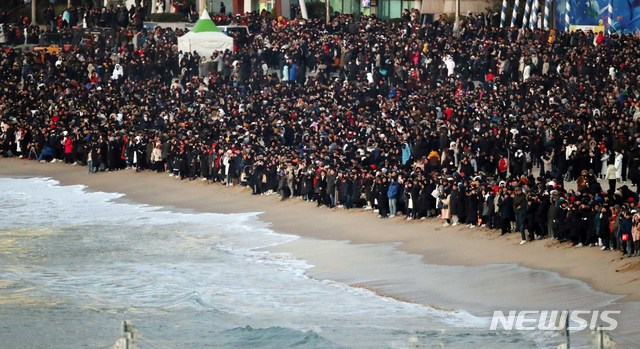 【부산=뉴시스】 하경민 기자 = 2019년 기해년(己亥年) 첫날인 1일 오전 부산 해운대해수욕장을 찾은 시민과 관광객 등 20여만 명이 새해 첫 일출을 기다리고 있다. 2019.01.01.&nbsp; yulnetphoto@newsis.com