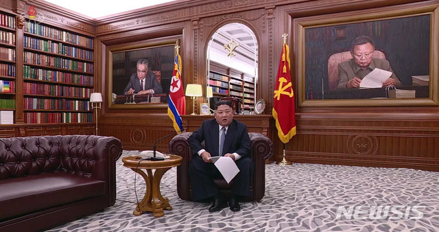 【서울=뉴시스】 김정은 북한 국무위원장이 1일 오전 노동당 중앙위원회 청사에서 육성으로 신년사를 발표하고 있다.&nbsp; 이번 신년사에는 김정은 위원장이 예전과 달리 이례적으로 소파에 앉아 신년사를 발표했다. 2019.01.01. (사진=조선중앙TV 캡쳐)&nbsp; photo@newsis.com