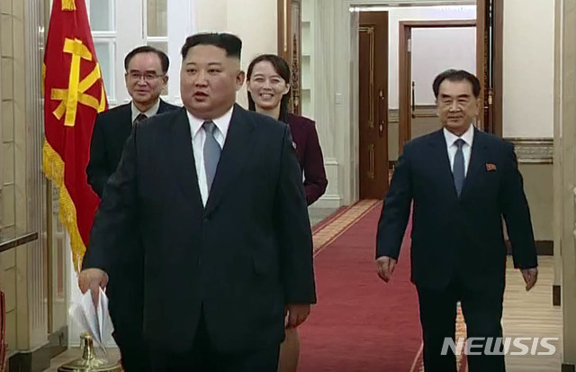 【서울=뉴시스】 김정은 북한 국무위원장이 1일 오전 여동생인 김여정 당 선전선동부 제1부부장, 조용원 당 조직지도부 부부장(왼쪽), 김창선 국무위원회 부장(오른쪽)과 함께 노동당 청사에 마련된 신년사 발표장으로 향하고 있다. 2019.01.01. (사진=조선중앙TV 캡쳐)&nbsp; photo@newsis.com