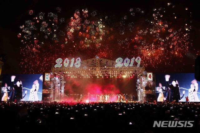 【평양=AP/뉴시스】 2019년 1월1일 평양의 김일성 광장에서 신년 행사가 열린 모습. 광장에 모인 사람들은 스마트폰을 들고 공연의 모습을 담고 있다. 2019.03.31.