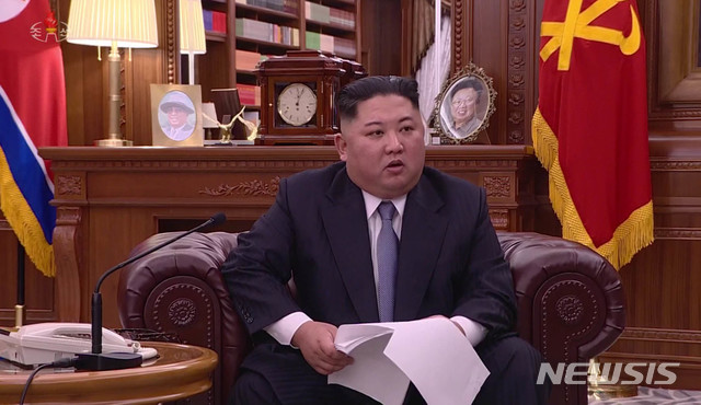 【서울=뉴시스】 김정은 북한 국무위원장이 1일 오전 노동당 중앙위원회 청사에서 육성으로 신년사를 발표하고 있다.&nbsp; 이번 신년사에는 김정은 위원장이 예전과 달리 이례적으로 소파에 앉아 신년사를 발표했다. 2019.01.01. (사진=조선중앙TV 캡쳐)&nbsp; photo@newsis.com 