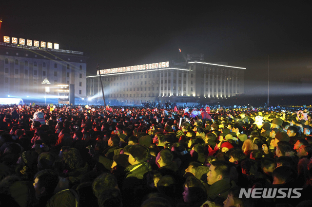 【평양=AP/뉴시스】1일 평양 김일성 광장에서 설맞이 축하 공연이 화려하게 열려 북한 주민들이 자리를 메우고 있다. 이날 무대에서는 피바다 극단, 모란봉 악단 등이 공연을 펼쳤다. 2019.1.1.