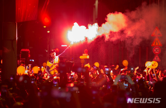 【파리(프랑스)=뉴시스】이준성 프리랜서 기자 = 31일(현지시간) 프랑스 파리 샹제리제(Champs Elysees) 거리에서 2019년 신년 행사가 열린 가운데 노란조끼를 입은 한 시민이 조명탄을 쏘아올리자 시민들이 사진을 찍고 있다.&nbsp; 2019.01.01.&nbsp;&nbsp; photo@newsis.com