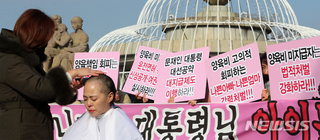 【서울=뉴시스】박주성 기자 = 양육비해결모임 강민서 부대표가 1일 오전 서울 청와대 분수대앞에서 정부의 양육비 피해 아동 생존권 보장을 촉구하며 삭발을 하고 있다.  양육비해결모임은 "양육비는 아이들의 생존권과 직결돼 있으며 고통 받고 있는 피해 아동은 100만명이 넘는다"며 정부에 비양육부모 대상 아동학대죄 적용, 운전면허 취소 및 여권발급 정지, 신상 공개, 국가대지급제도 마련 등을 요구했다. 2019.01.01. park7691@newsis.com