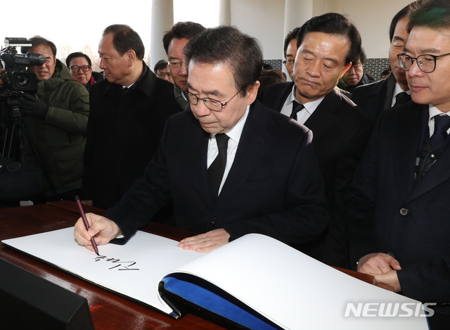 【서울=뉴시스】고승민 기자 = 박원순 서울시장이 새 해 첫 날인 1일 오전 서울 동작구 국립서울현충원을 참배한 후 방명록을 작성하고 있다. 2019.01.01.photo@newsis.com