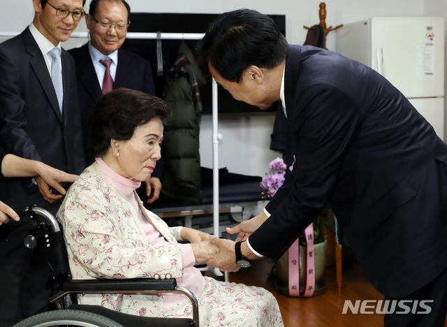 [서울=뉴시스]박영태 기자 = 바른미래당 손학규 대표가 새 해 첫 날인 지난 2019년 1월1일 오후 서울 상도동 고 김영삼 전 대통령의 사저를 찾아 손명순 여사에게 새 해 인사를 하고 있다. 2019.01.01.since1999@newsis.com