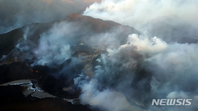 【양양=뉴시스】박종우 기자 = 2일 오전 9시 17시간째 산불이 번지고 있는 강원 양양군 서면 송천리 송천떡마을 뒷산에 산림청 헬기, 소방 헬기, 군 헬기 등이 산불 진화에 나섰다.&nbsp;&nbsp; 강원도소방본부에 따르면 오전 9시까지 약 30%의 불이 진화됐다. 2019.01.02. (사진=강원도소방본부 제공) photo@newsis.com 
