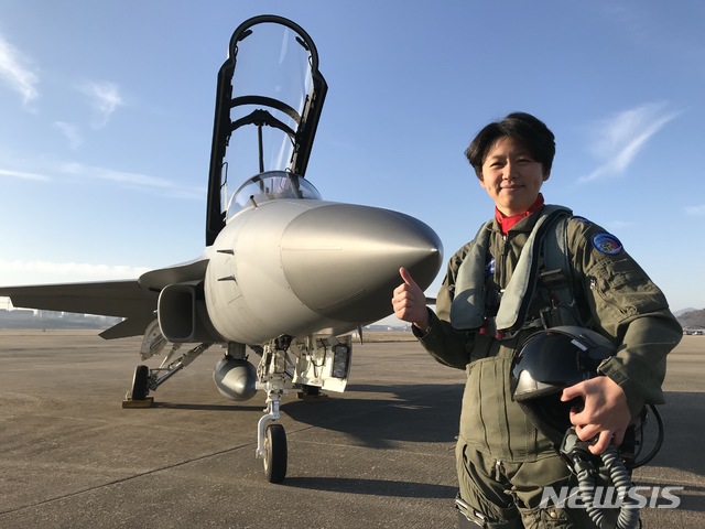 【서울=뉴시스】 여성 최초 개발시험비행조종사로 선발된 정다정 소령(진)이 사천기지에서 FA-50 항공기를 배경으로 포즈를 취하고 있다. (사진=공군제공)
