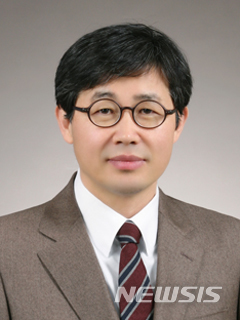 【전주=뉴시스】윤난슬 기자 = 전북대학교는 허강무 교수(공공인재학부)가 법제 개선에 기여한 공로로 법무부 장관 표창을 받았다고 2일 밝혔다. 2019.01.02.(사진=전북대 제공) photo@newsis.com