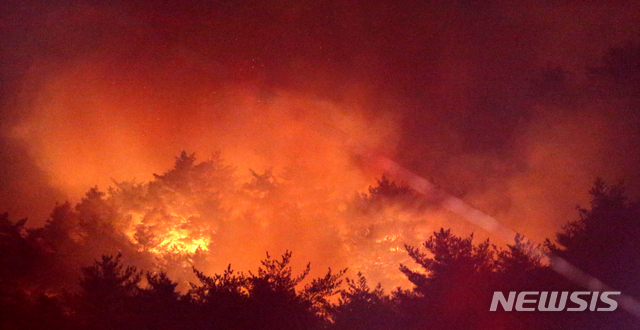 【양양=뉴시스】김경목 기자 = 2일 오전 4시 12시간째 산불이 번지고 있는 강원 양양군 서면 송천리 송천떡마을 뒷산이 붉은 화염으로 뒤덮이고 있다. 양양군에 따르면 오전 3시까지 약 13㏊의 산림이 잿더미가 됐지만 가옥 화재와 인명 피해는 발생하지 않았다. 2019.01.02.&nbsp; photo31@newsis.com
