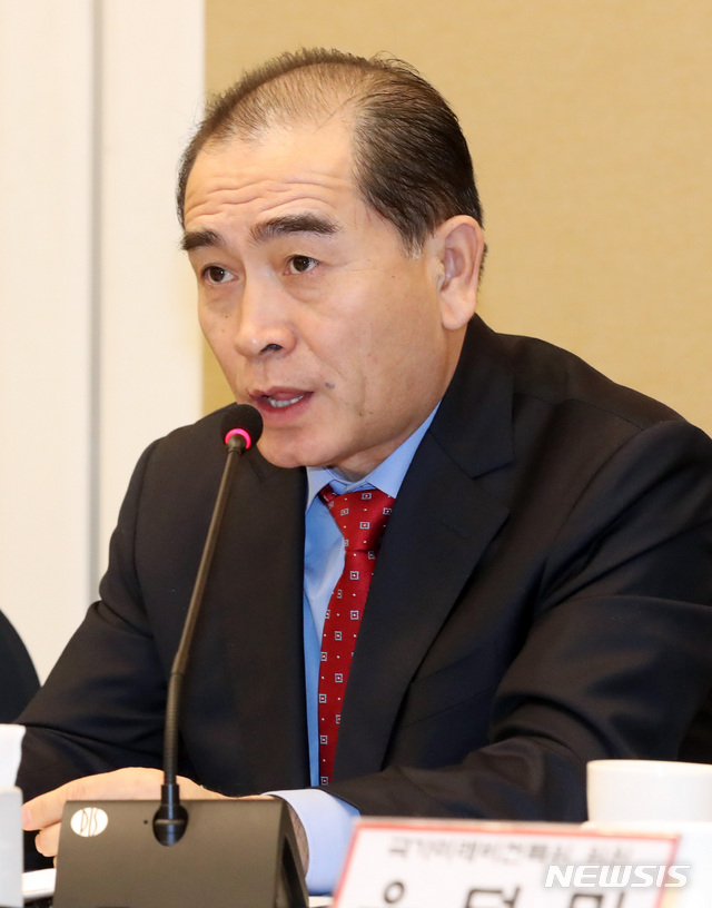 【서울=뉴시스】박영태 기자 = 2일 오전 서울 영등포구 여의도 국회에서 열린 자유한국당 국가미래비전특별위원회 ‘김정은 신년사로 본 2019년 한반도 정세 분석과 전망’ 간담회에서 태영호 전 주영 북한 공사가 발제를 하고 있다. 2019.01.02. since1999@newsis.com