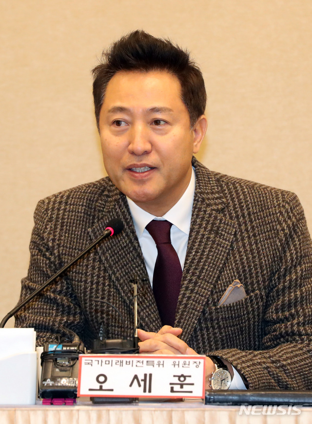 【서울=뉴시스】박영태 기자 = 2일 오전 서울 영등포구 여의도 국회에서 열린 자유한국당 국가미래비전특별위원회 ‘김정은 신년사로 본 2019년 한반도 정세 분석과 전망’ 간담회에서 오세훈 국가미래비전특위위원장이 발언하고 있다. 2019.01.02. since1999@newsis.com