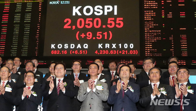 【서울=뉴시스】추상철 기자 =2019 증권 파생상품시장 개장식이 열린 2일 오전 서울 영등포구 여의도 KRX한국거래소에서 최종구(앞줄 왼쪽 세번째) 금융위원장을 비롯한 내빈이 기념촬영을 하고 있다. 2019.01.02. scchoo@newsis.com