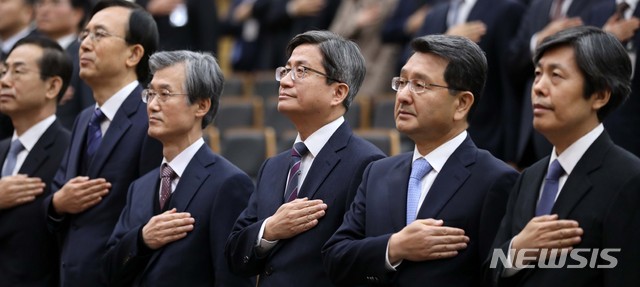 【서울=뉴시스】 고범준 기자 = 김명수(가운데) 대법원장을 비롯한 참석자들이 지난 2일 오전 서울 서초구 대법원 대강당에서 열린 시무식에 참석해 국민의례를 하고 있다. 2019.01.02. bjko@newsis.com