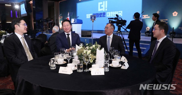 이재용(왼쪽부터) 삼성전자 부회장, 최태원 SK그룹 회장, 정의선 현대자동차 부회장, 구광모 LG그룹 회장이 지난 1월 2일 서울 여의도 중소기업중앙회에서 열린 2019 기해년 신년회에 참석해 환담을 하고 있는 모습. 뉴시스DB 2019.01.02.