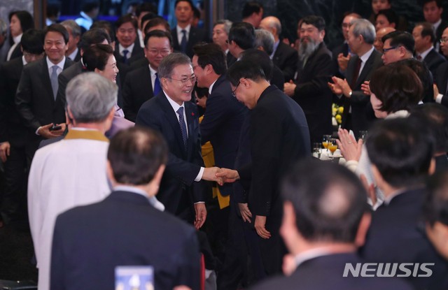 【서울=뉴시스】전신 기자 = 문재인 대통령이 2일 서울 여의도 중소기업중앙회에서 열린 2019 기해년 신년회에 입장하며 참석자들과 인사하고 있다. 2019.01.02.&nbsp; photo1006@newsis.com