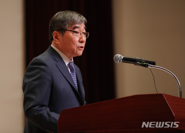 윤석헌 금감원장 "공공기관 지정 안되도록 최선…긍정적"