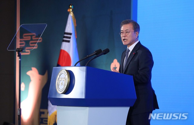 【서울=뉴시스】전신 기자 = 문재인 대통령이 2일 서울 여의도 중소기업중앙회에서 열린 2019 기해년 신년회에서 신년인사를 하고 있다. 2019.01.02.&nbsp; photo1006@newsis.com