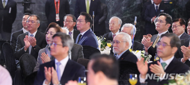 【서울=뉴시스】전신 기자 = 2일 서울 여의도 중소기업중앙회에서 열린 2019 기해년 신년회에서 이재용 삼성전자 부회장, 최태원 SK그룹 회장, 정의선 현대차그룹 부회장, 구광모 LG그룹 회장이 문재인 대통령의 신년인사에 박수 보내고 있다. 2019.01.02. photo1006@newsis.com