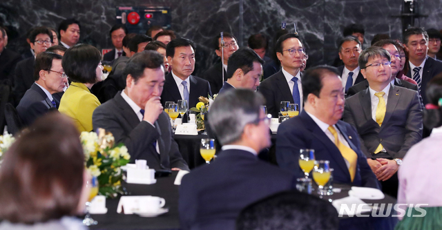 【서울=뉴시스】전신 기자 = 2일 서울 여의도 중소기업중앙회에서 열린 2019 기해년 신년회에서 더불어민주당 이해찬 대표, 바른미래당 손학규 대표, 정의당 이정미 대표가 문재인 대통령의 신년인사를 듣고 있다. 2019.01.02.&nbsp; photo1006@newsis.com