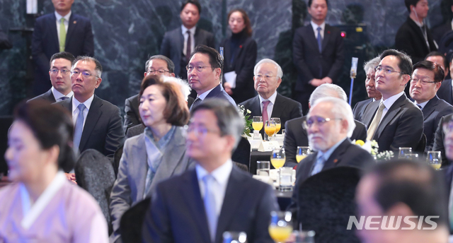 【서울=뉴시스】전신 기자 = 2일 서울 여의도 중소기업중앙회에서 열린 2019 기해년 신년회에서 이재용 삼성전자 부회장, 최태원 SK그룹 회장, 정의선 현대차그룹 부회장, 구광모 LG그룹 회장이 문재인 대통령의 신년인사를 듣고 있다. 2019.01.02.&nbsp; photo1006@newsis.com