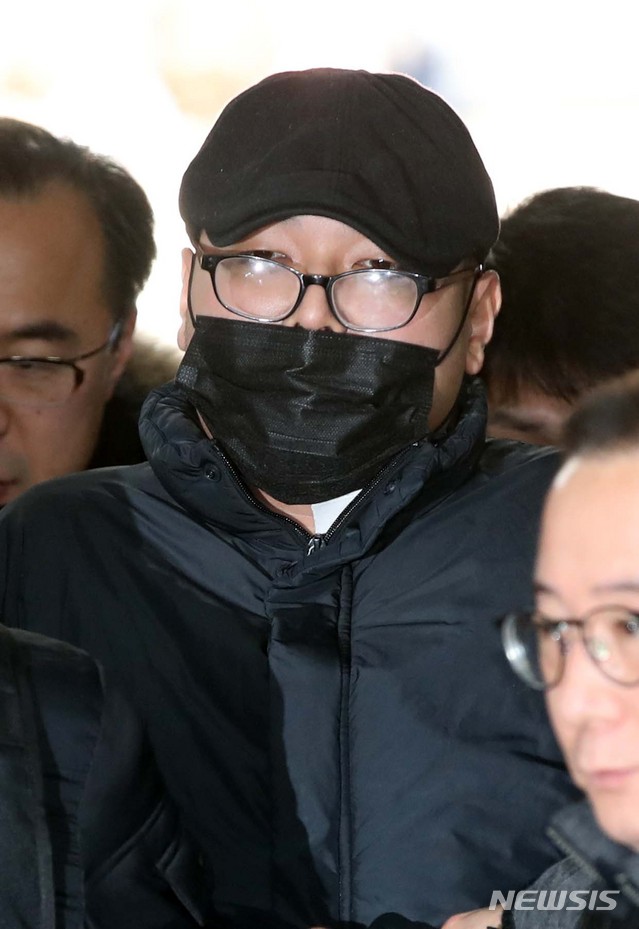 【서울=뉴시스】 고범준 기자 = 강북삼성병원 신경정신과에서 의사를 흉기로 살해한 피의자 박모씨가 2일 오후 서울 서초구 서울중앙지법에서 열리는 구속 전 피의자심문(영장실질심사)를 받기 위해 법정으로 들어가고 있다. 2019.01.02. bjko@newsis.com