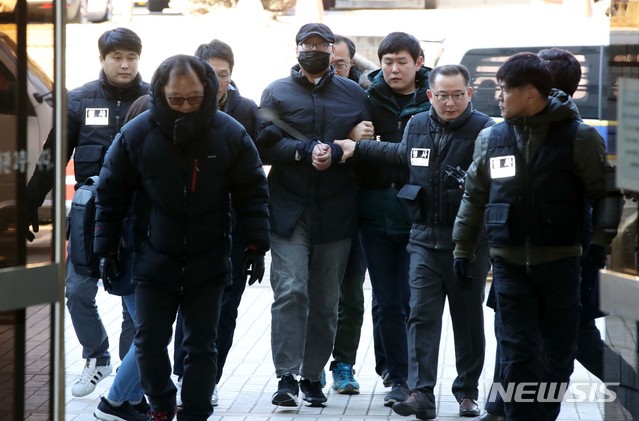 【서울=뉴시스】 고범준 기자 = 강북삼성병원 신경정신과에서 의사를 흉기로 살해한 피의자 박모씨가 2일 오후 서울 서초구 서울중앙지법에서 열리는 구속 전 피의자심문(영장실질심사)를 받기 위해 법정으로 들어가고 있다. 2019.01.02. bjko@newsis.com