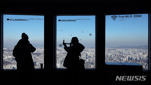 【서울=뉴시스】김병문 수습기자 = 전국적으로 미세먼지 농도가 '보통' 수준인 2일 오후 서울 용산구 남산서울타워에서 바라본 서울 도심 위로 파란 하늘이 보이고 있다. 2019.01.02. dadazon@newsis.com