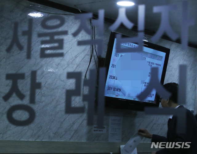 【서울=뉴시스】박미소 수습기자 = 정신과 진료 상담 중에 30대 환자에게 흉기에 찔려 사망한 고 임세원 교수의 빈소가 마련된 2일 오후 서울 종로구 서울적십자병원 장례식장의 문 너머로 고 임세원 교수의 빈소 안내가 보이고 있다. 2019.01.02.&nbsp; misocamera@newsis.com