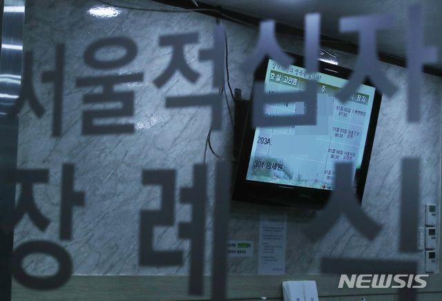 【서울=뉴시스】박미소 수습기자 = 정신과 진료 상담 중에 30대 환자에게 흉기에 찔려 사망한 고 임세원 교수의 빈소가 마련된 2일 오후 서울 종로구 서울적십자병원 장례식장의 문 너머로 고 임세원 교수의 빈소 안내가 보이고 있다. 2019.01.02. misocamera@newsis.com