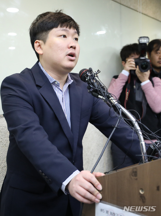 【서울=뉴시스】이윤청 수습기자 = 청와대의 KT&G 사장 교체 개입 및 적자 국채 발행 의혹 등을 폭로한 신재민 전 기재부 사무관이 2일 오후 서울 역삼동의 한 빌딩에서 열린 기자회견에서 발언하고 있다.&nbsp; 기재부는 이날 공무상 비밀누설 금지 위반 및 공공기록물 관리에 관한 법률 위반으로 신 전 사무관을 서울중앙지검에 고발할 예정이다. 2019.01.02.&nbsp; radiohead@newsis.com