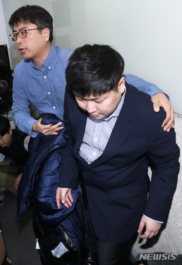 【서울=뉴시스】이윤청 수습기자 = 청와대의 KT&G 사장 교체 개입 및 적자 국채 발행 의혹 등을 폭로한 신재민(오른쪽) 전 기재부 사무관이 2일 오후 서울 역삼동의 한 빌딩에서 열린 기자회견을 마치고 퇴장하고 있다.&nbsp; 기재부는 이날 공무상 비밀누설 금지 위반 및 공공기록물 관리에 관한 법률 위반으로 신 전 사무관을 서울중앙지검에 고발할 예정이다. 2019.01.02.&nbsp; radiohead@newsis.com