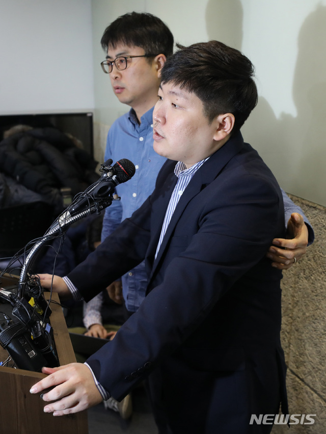 【서울=뉴시스】이윤청 수습기자 = 청와대의 KT&G 사장 교체 개입 및 적자 국채 발행 의혹 등을 폭로한 신재민 전 기재부 사무관이 2일 오후 서울 역삼동의 한 빌딩에서 긴급 기자회견을 열고 취재진의 질문에 답하고 있다.&nbsp; 기재부는 이날 공무상 비밀누설 금지 위반 및 공공기록물 관리에 관한 법률 위반으로 신 전 사무관을 서울중앙지검에 고발할 예정이다. 2019.01.02.&nbsp; radiohead@newsis.com