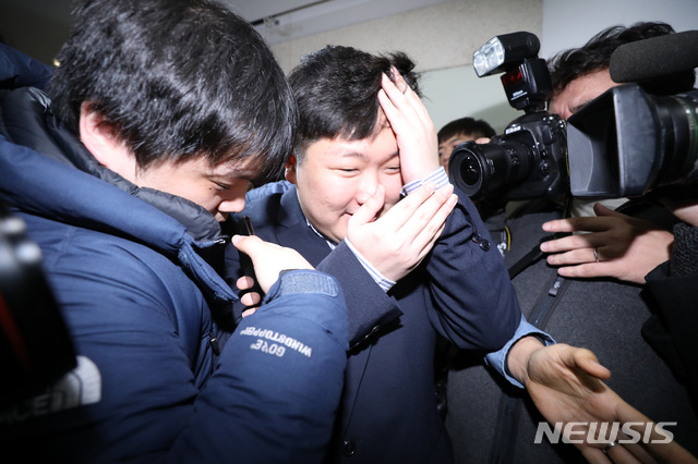 【서울=뉴시스】이윤청 수습기자 = 청와대의 KT&G 사장 교체 개입 및 적자 국채 발행 의혹 등을 폭로한 신재민 전 기재부 사무관이 2일 오후 서울 역삼동의 한 빌딩에서 열린 기자회견을 마치고 퇴장하고 있다. 기재부는 이날 공무상 비밀누설 금지 위반 및 공공기록물 관리에 관한 법률 위반으로 신 전 사무관을 서울중앙지검에 고발할 예정이다. 2019.01.02. radiohead@newsis.com