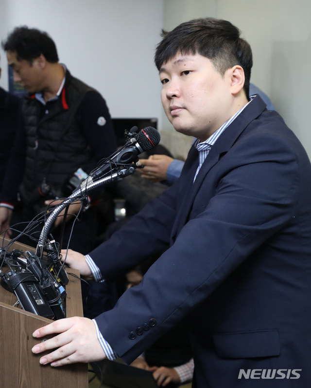 【서울=뉴시스】이윤청 수습기자 = 청와대의 KT&G 사장 교체 개입 및 적자 국채 발행 의혹 등을 폭로한 신재민 전 기재부 사무관이 지난 2일 오후 서울 역삼동의 한 빌딩에서 긴급 기자회견을 열고 취재진의 질문에 답하고 있다. 기재부는 이날 공무상 비밀누설 금지 위반 및 공공기록물 관리에 관한 법률 위반으로 신 전 사무관을 서울중앙지검에 고발했다. 2019.01.02. radiohead@newsis.com