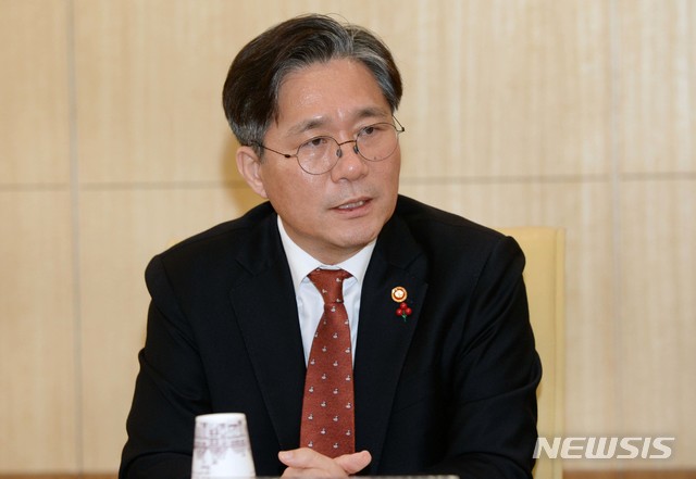 【서울=뉴시스】성윤모 산업통상자원부 장관이 2일 오후 세종시 정부세종청사 산업부 중회의실에서 김현종 통상교섭본부장, 정승일 차관, 김용래 통상차관보를 비롯한 실·국장 및 담당국장 등이 참석한 가운데 2019년 수출점검회의를 주재하고 있다. 2019.01.02. (사진=산업통상자원부 제공)&nbsp; photo@newsis.com