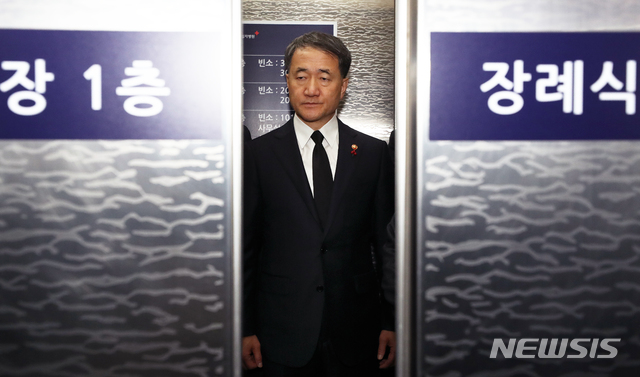 【서울=뉴시스】김병문 수습기자 = 박능후 보건복지부 장관이 2일 오후 서울 종로구 적십자병원 장례식장에 마련된 고 임세원 교수 빈소를 찾기위해 승강기에 탑승하고 있다. 2019.01.02.&nbsp; dadazon@newsis.com 