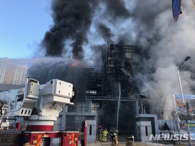 【천안=뉴시스】이종익 기자 = 3일 오전 9시32분께 충남 천안시 서북구 차암동 차암초등학교 증축 공사 현장에서 화재가 발생해 소방당국이 화재진압을 하고 있다. 이날 학생들은 모두 대피한 가운데 현재까지 인명피해는 발생하지 않은 것으로 알려졌다. 2019.01.03. (사진=뉴시스 독자 제공) photo@newsis.com