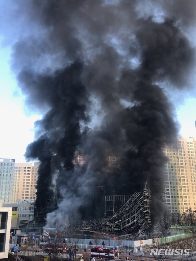 【천안=뉴시스】이종익 기자 = 3일 오전 9시32분께 충남 천안시 서북구 차암동 차암초등학교 증축 공사 현장에서 화재가 발생해 소방당국이 화재진압을 하고 있다. 이날 학생들은 모두 대피한 가운데 현재까지 인명피해는 발생하지 않은 것으로 알려졌다. 2019.01.03. (사진=뉴시스 독자 제공) photo@newsis.com