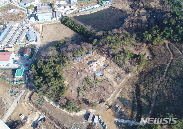 【김해=뉴시스】김상우 기자 =경남 김해시 주촌면 원지리고분군에서 가야시대 지배층, 일본과 교류를 입증하는 유물 100여점이 발굴됐다고 3일 밝혔다. 사진은 고분군 전경. 2018.01.03 (사진=김해시 제공) photo@newsis.com 