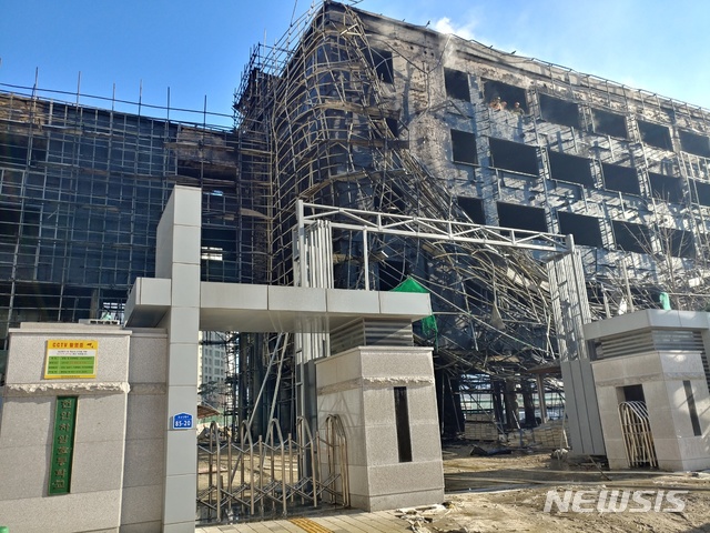 【천안=뉴시스】이종익 기자 = 3일 오전 9시32분께 충남 천안시 서북구 차암동 차암초등학교 1개동(연면적 1만2786㎡)에 3층 15개 학급 교실 증축 공사 현장에서 화재가 발생했다. 2019.01.03. 007news@newsis.com