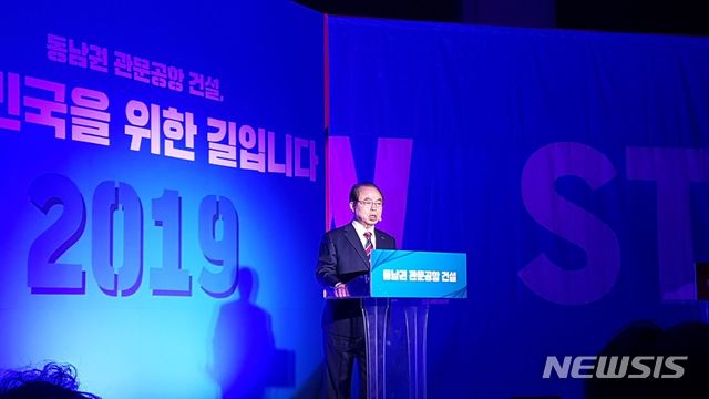  【부산=뉴시스】허상천 기자 = 오거돈 부산시장은 3일 오전, 시청 대회의실에서 2019년도 시정운영방향에 대한 프레스 미팅을 개최했다.2019.01.03. photo@newsis.com